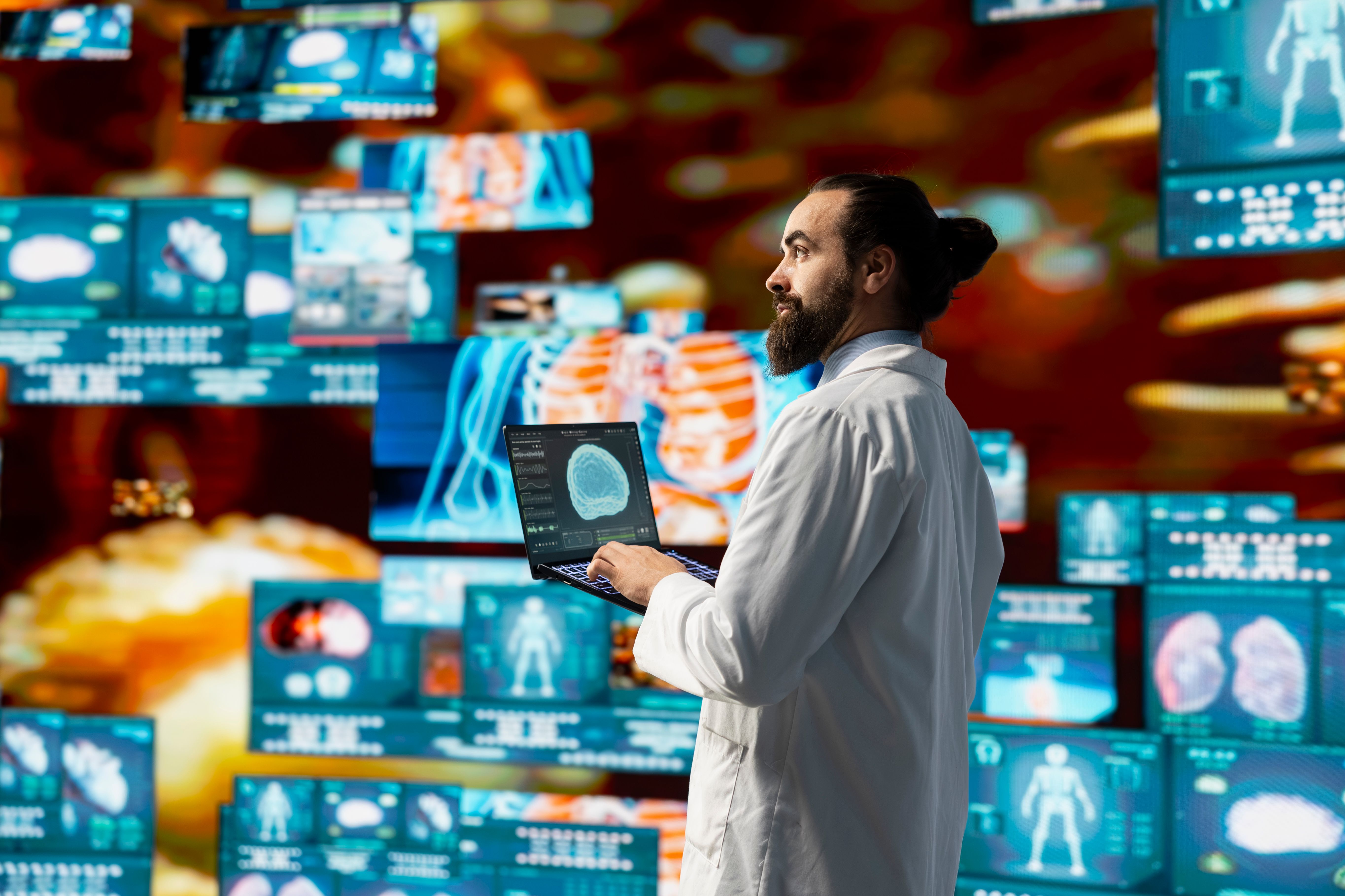 Médico utilizando ferramentas digitais e sistemas inteligentes de saúde