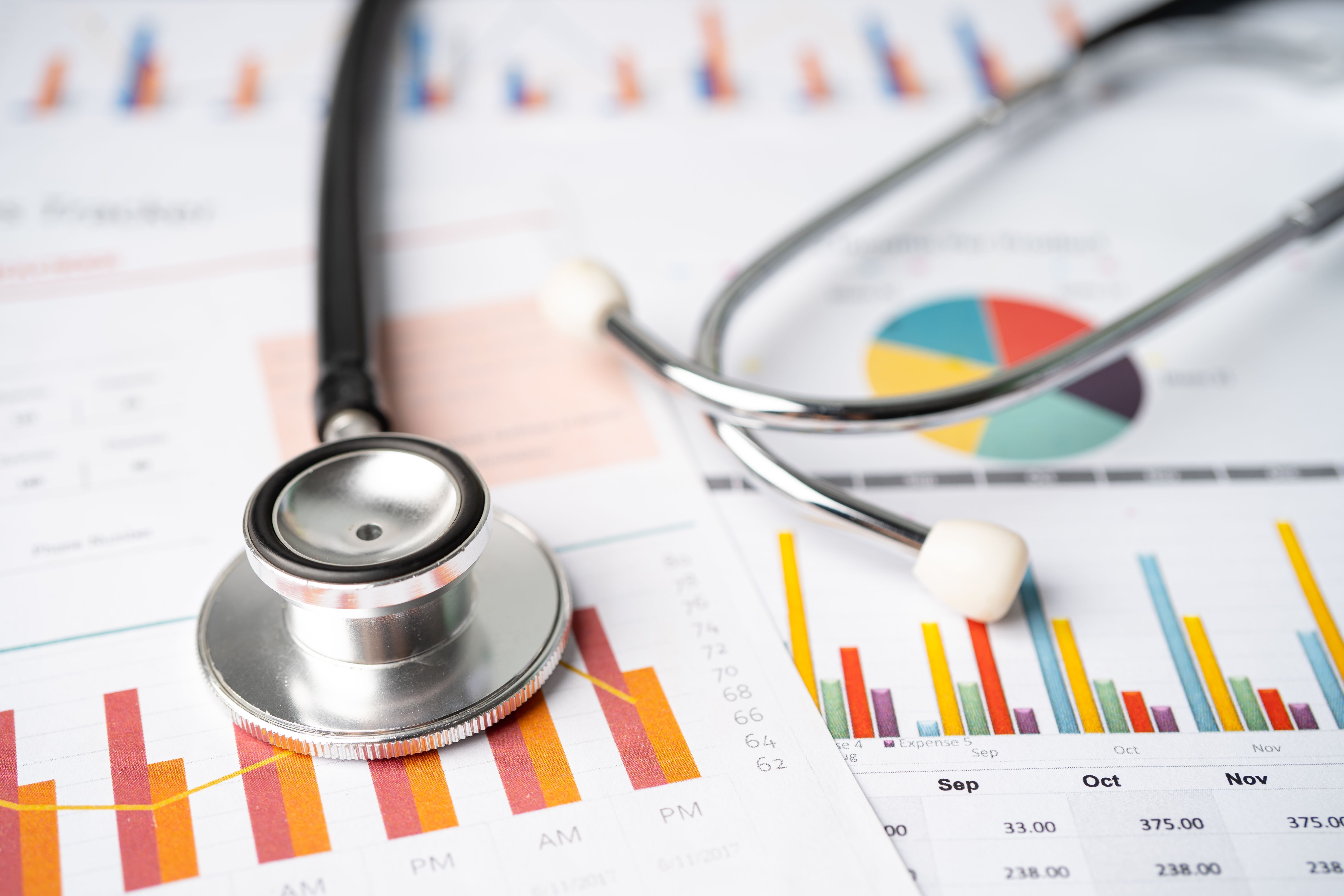 Estetoscópio sobre gráficos e planilhas de indicadores clínicos