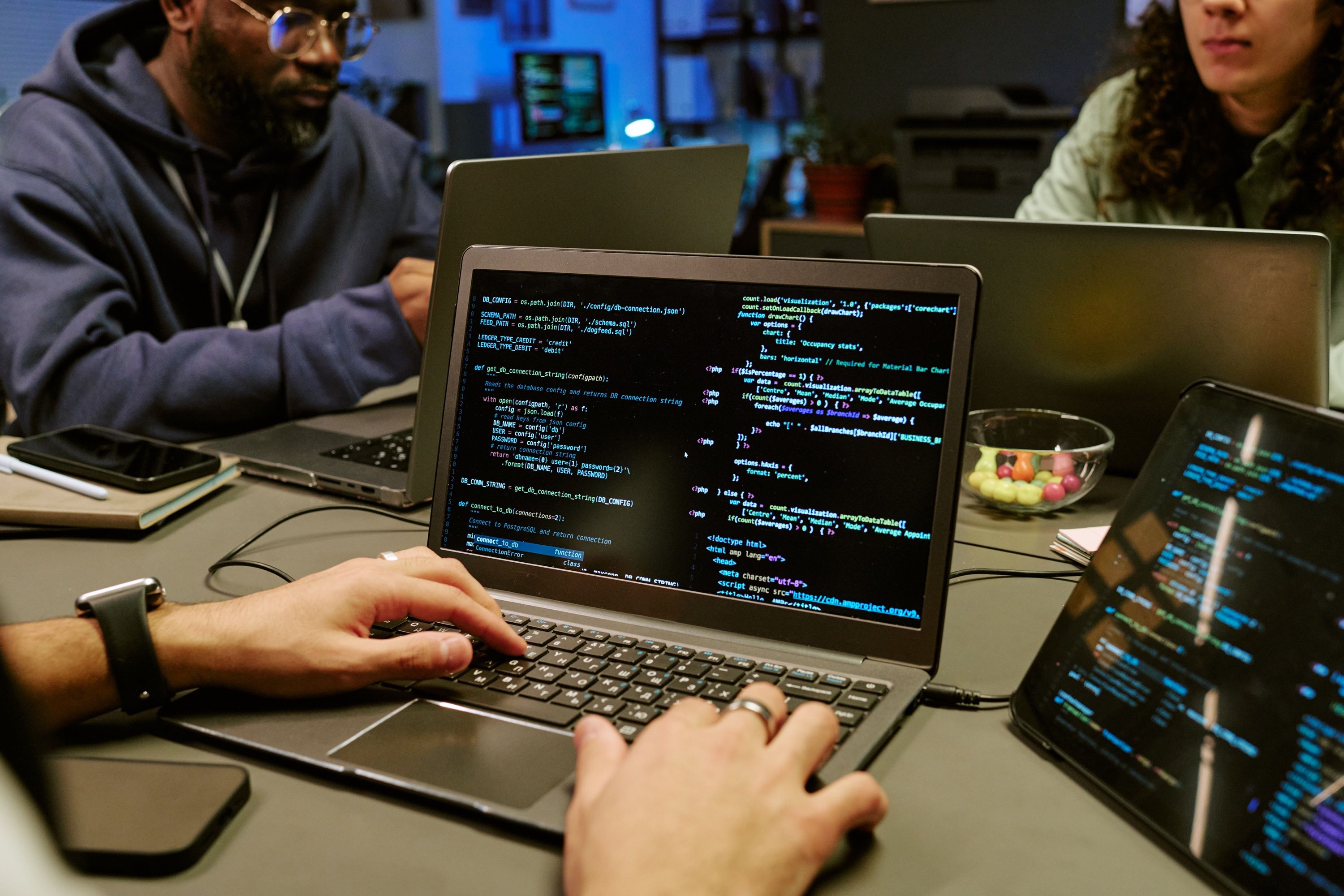 Equipe técnica em sessão colaborativa de trabalho sobre software
